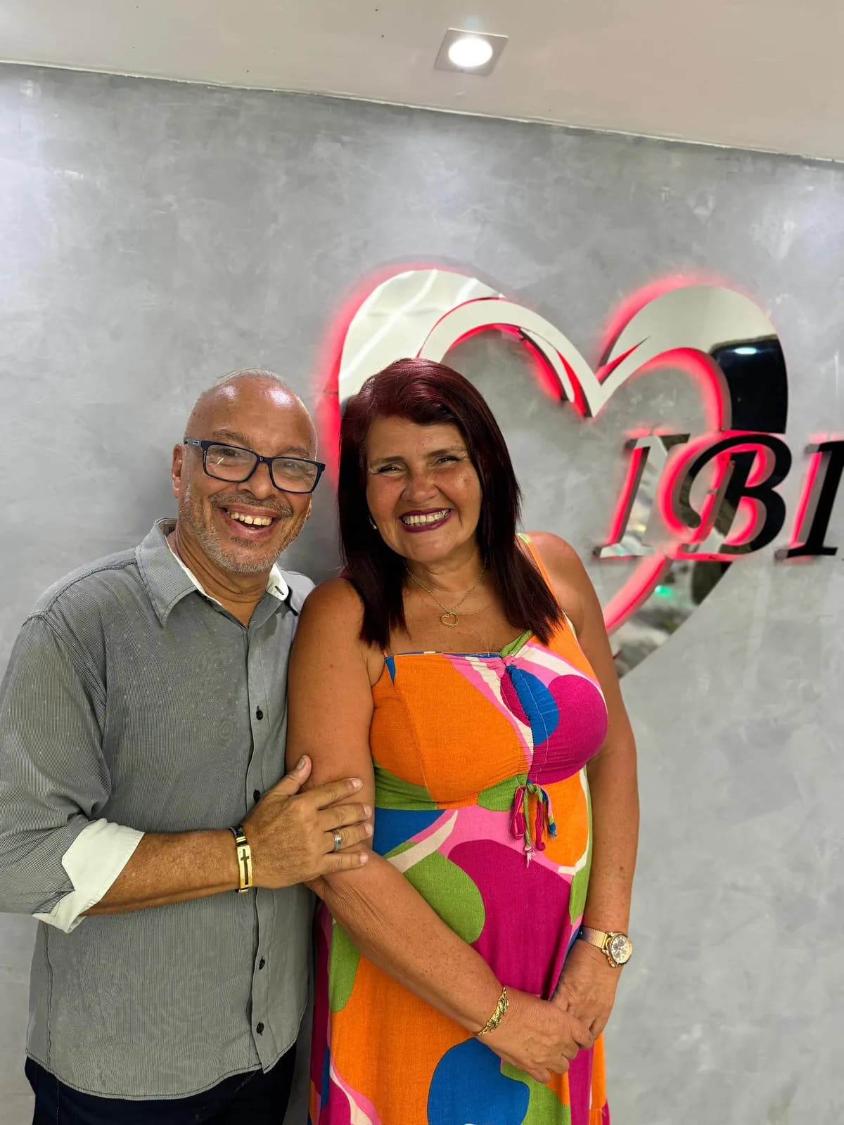 Prs. Jorge e Sônia Teixeira abraçados, enquadramento vertical
